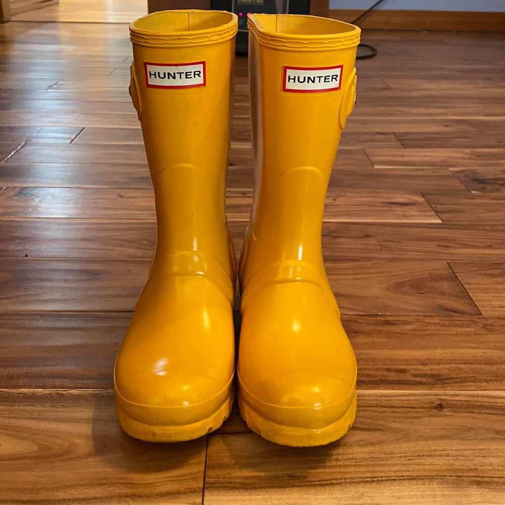 Yellow glossy hunter rain boots fair condition